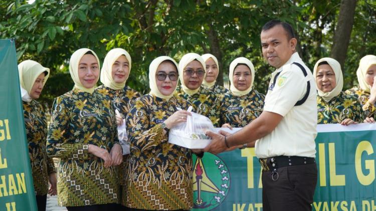 Ikatan Adhyaksa Dharmakarini (IAD) Riau Berbagi Takjil ke Masyarakat