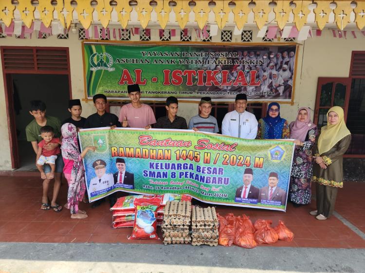 SMA Negeri 8 Pekanbaru Bagikan 612 Bansos ke Masyarakat