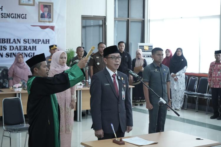 Bupati Kuansing Lantik Sekda : Buat Terobosan Baru Untuk Kemajuan Kuansing