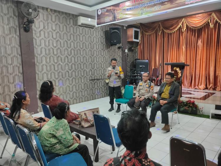 Personel Polresta Pekanbaru Gelar "Minggu Kasih" ke Jemaat GKII