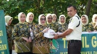 Ikatan Adhyaksa Dharmakarini (IAD) Riau Berbagi Takjil ke Masyarakat