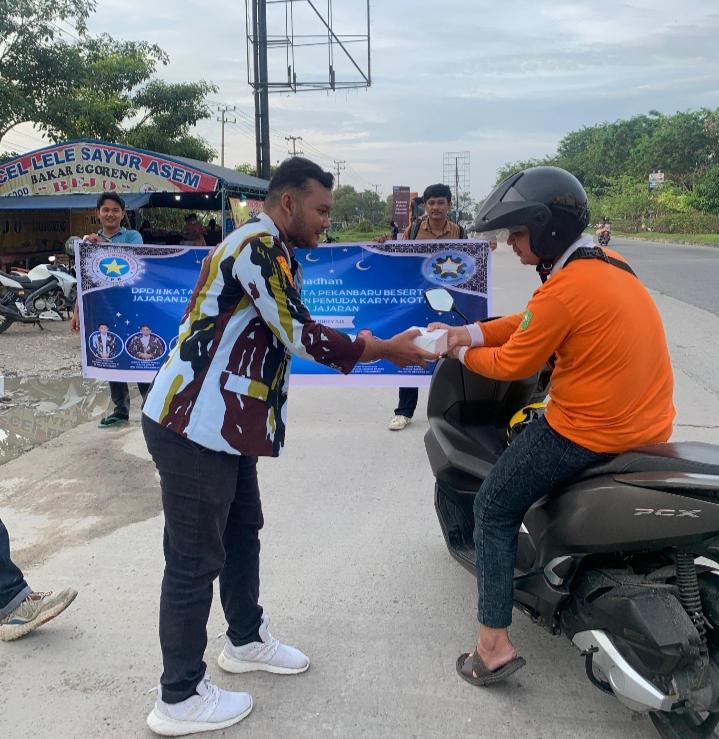 Peduli Sesama, DPD II IPK Pekanbaru dan Sapma Bagikan Takjil Gratis