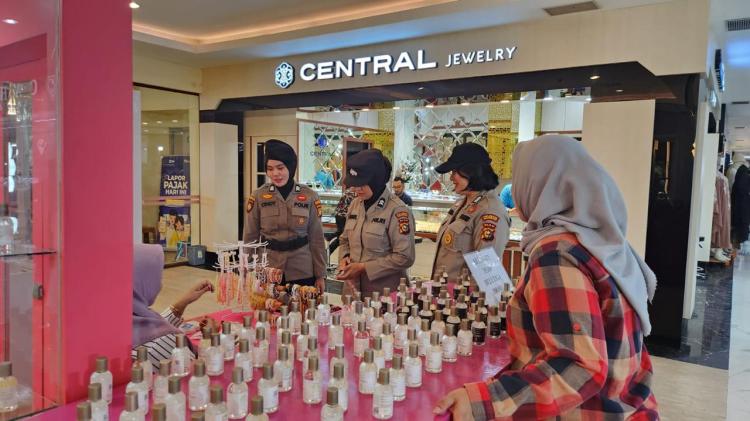 Polwan Polresta Pekanbaru Patroli Jalan Kali Antisipasi C3 di STC Ramayana