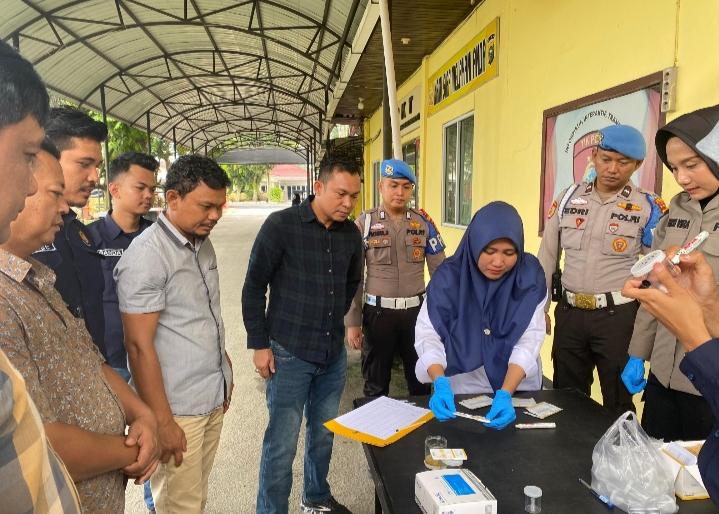 Satresnarkoba Polres Kampar Tes Urine Personel