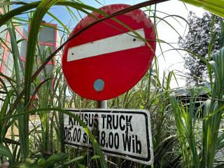 Pemda Kuansing Diduga Ubah Rambu Larangan Truck Melintasi Kota Demi Asiong