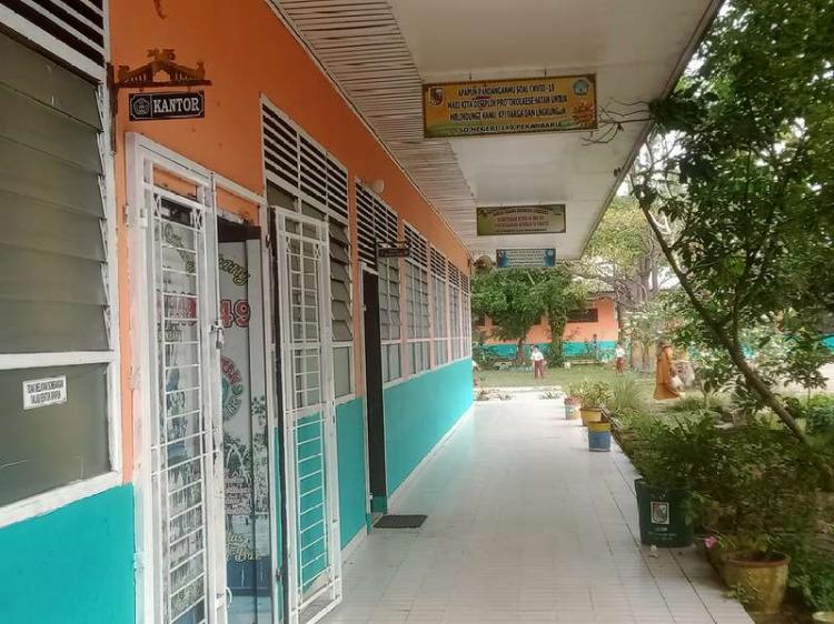 Oknum Guru SD Negeri 149 Pekanbaru Menghindar Saat Dikonfirmasi Atas Dugaan Intervensi Nilai Ujian Agama
