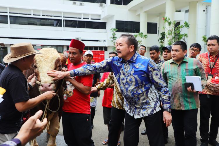 Jaksa Agung Serahkan Hewan Kurban dan Tekankan Semangat Rela Berkorban