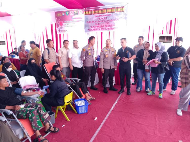 Rangka HUT Bhayangkara ke-78, Kapolresta Pekanbaru Tinjau Bakti Kesehatan Donor Darah