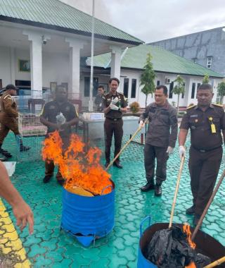 Kejari Kepulauan Aru Musnahkan Barang Bukti dari 42 Perkara Tindak Pidana