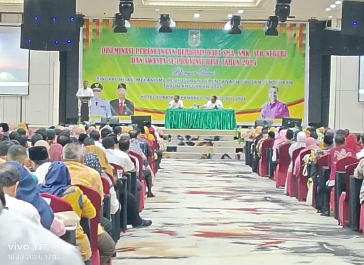 Plt Kadisdik Riau Buka Diseminasi Berbasis Data SMA, SMK dan SLB Negeri dan Swasta