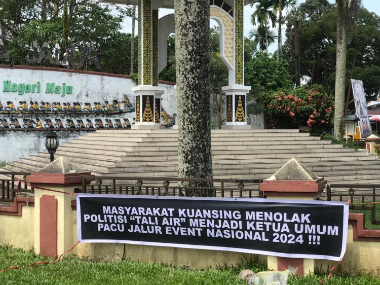 Heboh ! Spanduk Penolakan Politisi "Tali Air" Terpasang di Tugu Adipura