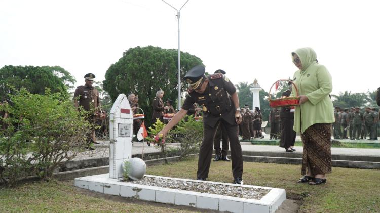 Kejati Riau dan Kejari Pekanabru Ziarah ke TMP Kusuma Dharma