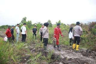 Kapolres Kampar Tinjau Pemadaman Karhutla di Desa Karya Indah
