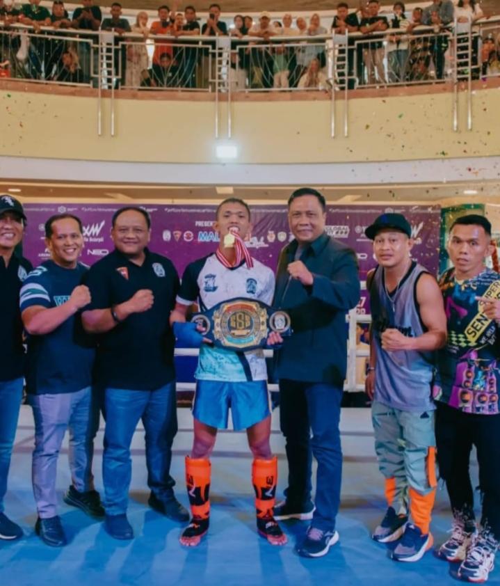 Dansat Brimob Polda Riau Serahkan Sabuk Juara SKA SPORT Show Kepada Demanto