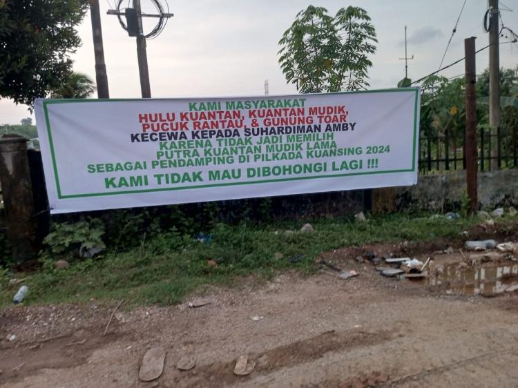 Spanduk Kekecewaan ke Suhardiman Amby Bertebaran di Kuantan Mudik Lama: Kami Tak Mau Dibohongi Lagi !!!