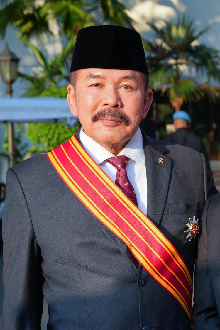 Jaksa Agung Meraih "Bintang Mahaputra Adipradana" dari Presiden RI