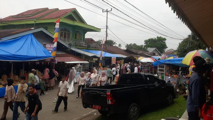 Sedih, Omak-Omak Penjual Lomang Event Pacu Jalur di Tribun Finish Digusur 