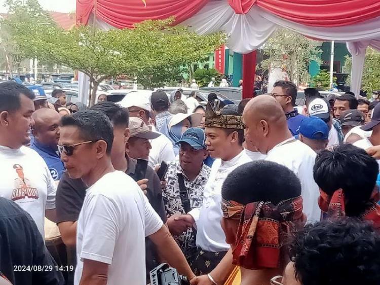 Dikawal Ribuan Simpatisan, Paslon Muflihun-Ade Hartati Datangi KPU Pekanbaru