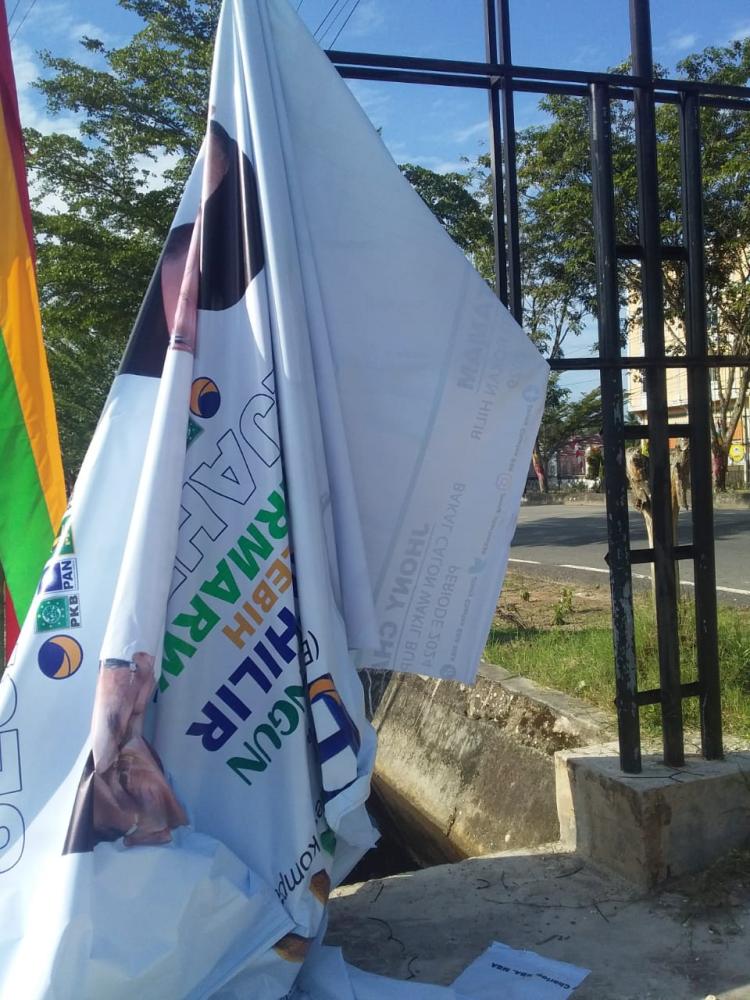 Diduga Persaingan Politik, Baliho Paslon H Bistamam - JC Dirusak OTK
