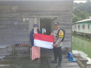 Sambut HUT RI ke-79, Bhabinkamtibmas Kepulauan Anambas Bagikan Bendara Merah Putih
