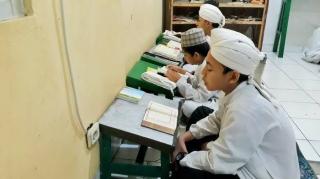 Tujuh Bulan Tak Dapatkan Gaji, Guru Tahfidz Menangis Sedih
