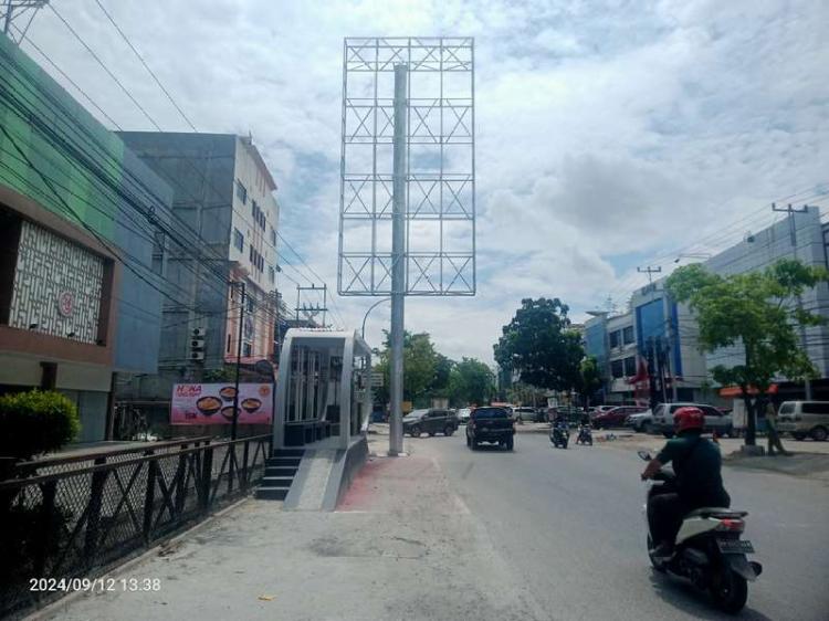 Tepat di Bahu Jalan, Halte & Tiang Reklame Jalan Riau Bisa Bahayakan Masyarakat
