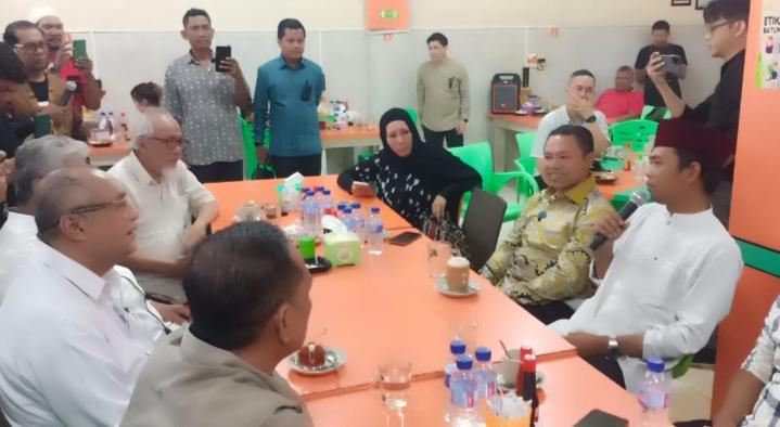 Ratusan Masyarakat dan Wartawan Hadiri Coffe Morning Abdul Wahid dan UAS