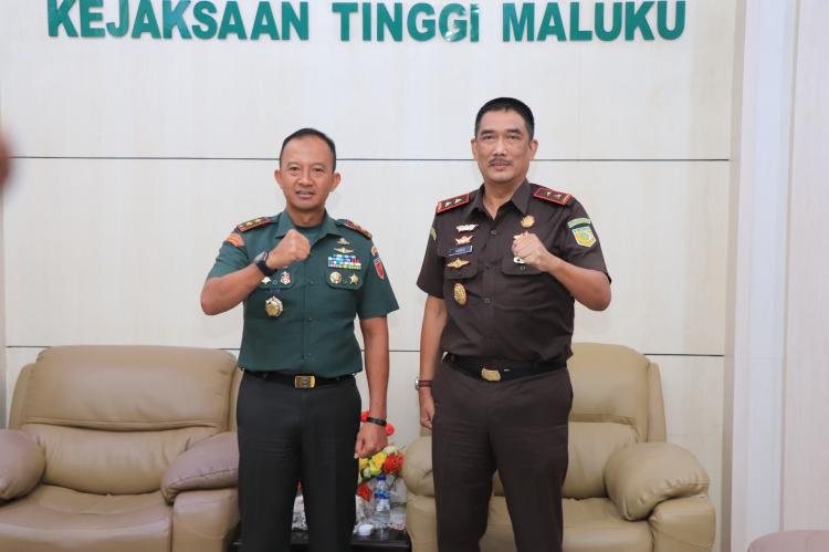 Kajati Maluku Terima Kunjungan Kerja Mayjen TNI Putranto Pangdam XV/Pattimura