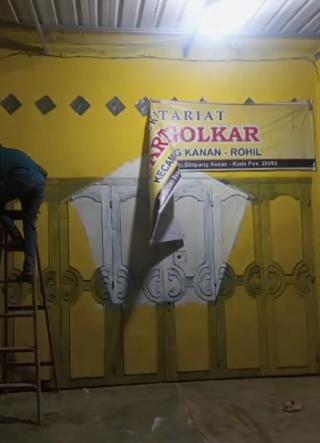 Pengurus Partai Golkar Copoti Plang Kantor, Dugaan Alihkan Dukungan ke Bistamam-Jhony Charles?