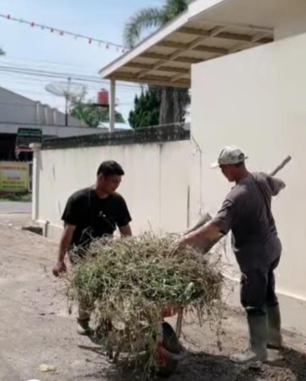 Dinas Perkim Lakukan Pembersihan di Jalan Makmur, Tangkerang Labuai