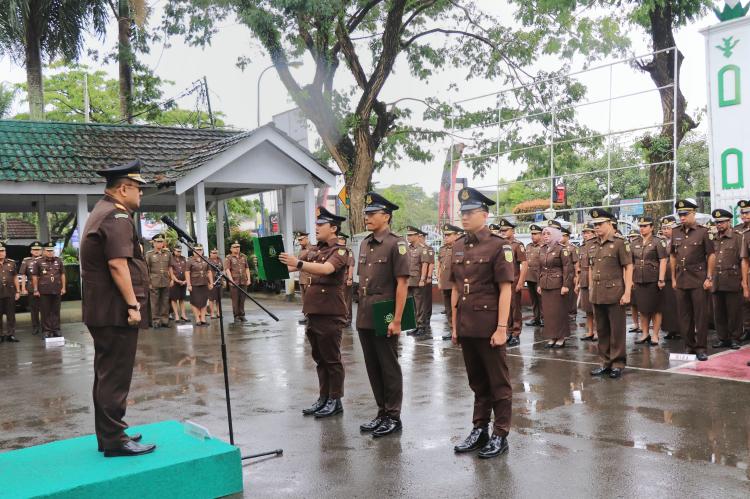 Meskipun Diguyur Hujan, Wakajati Riau Tetap Pimpin Upacara Hari Kesaktian Pancasila