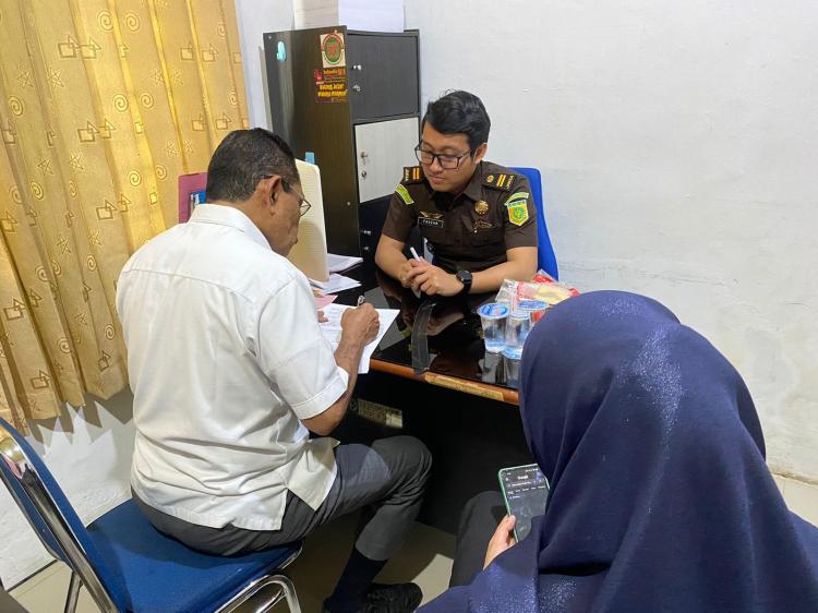 Jaksa Pidsus Kejati Maluku Serahkan Mantan Sekda SBT ke Kejari Seram Bagian Timur