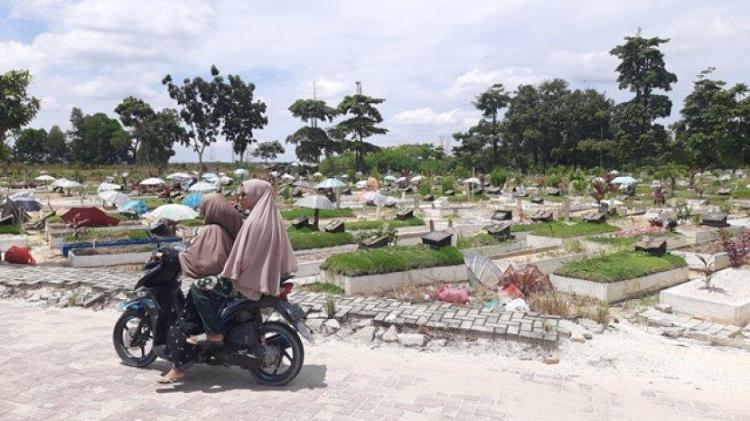 Satu Liang untuk 2 Orang, Kondisi TPU Payung Sekaki Penuh