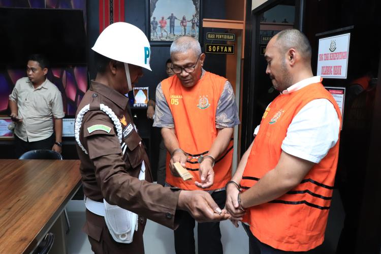 Pidsus Kejati Maluku Tahan 2 Tersangka Dugaan Korupsi Talud Pengendalian Banjir