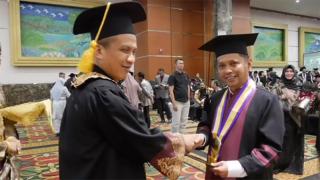Wakil Ketua DPRD T Azwendi Raih Gelar Magister Manajemen Pascasarjana Unilak