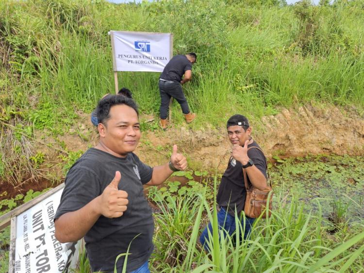 Kembangkan Komitmen, PUK SPN Nerbit Kecil Pasang Plang Nama 