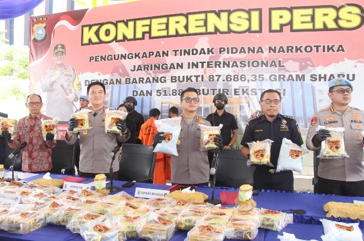 Kapolda Riau Apresiasi Kapolres Bengkalis dan Jajaran Berhasil Ungkap 87,68 Kg Sabu dan 51.882 Pil Ekstasi