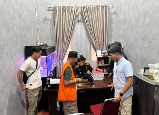 Tersangka Korupsi Dana Deras Tajak Diserahkan ke Kejari Kampar