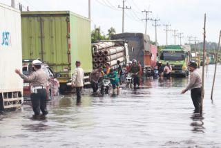 Banjir Meningkat, Jalan Lintas Timur KM 83 Buka Tutup