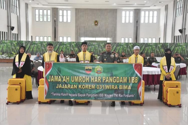 Danrem 031/WB Lepas Keberangkatan Umroh Har Pangdam Prajurit dan PNS