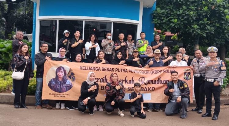 Pengurus Pusat KBPP Polri Bagikan Nasi Box ke Petugas Pos Pantauan Lebaran