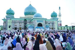 Ribuan Masyarakat Padati Bukber dengan Gubernur dan Wakil Gubernur Riau
