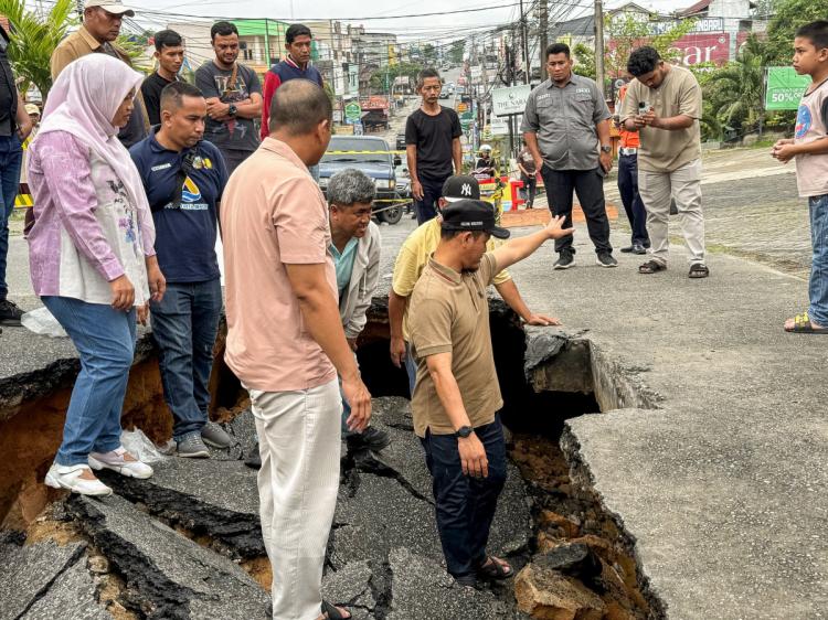 Tinjau Jalan Amblas di Lobak, Walikota Pekanbaru : Segera Diperbaiki