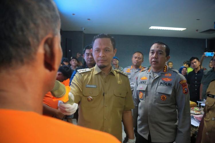 Bahayakan Lingkungan, Wako Pekanbaru Minta Polisi Usut Pembuangan Limbah B3