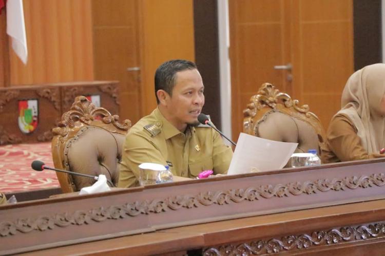 Walikota Pekanbaru Alihkan Anggaran Air Mancur Untuk Perbaikan Jalan