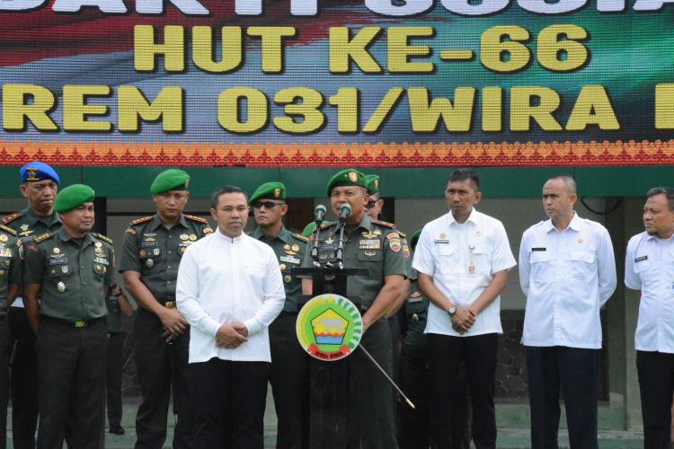 Dalam Rangka HUT Ke-66, KOREM 031/WB Gelar Donor Darah, Pengobatan Gratis dan Bagikan Sembako