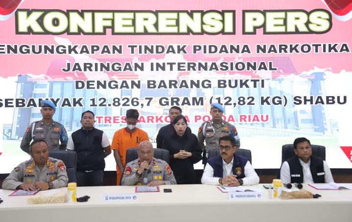 Satresnarkoba Polda Riau Tangkap Kurir 12,8 Kg Sabu Jaringan Internasional