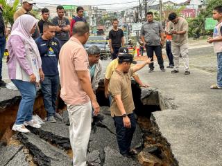 Tinjau Jalan Amblas di Lobak, Walikota Pekanbaru : Segera Diperbaiki