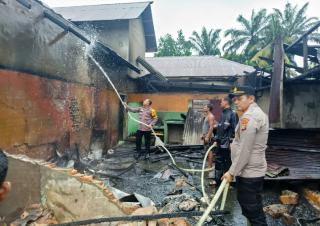Personel Polsek Tapung Hilir Bersama Warga Berjibaku Padamkan Kebakaran Rumah Warga