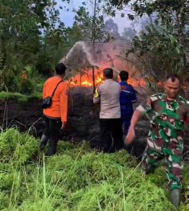Satgas BPBD Kota Pekanbaru Padamkan Api di Jalan Nelayan